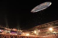 「愛のバクダン」演奏時に現れた全長19メートルの巨大飛行船。