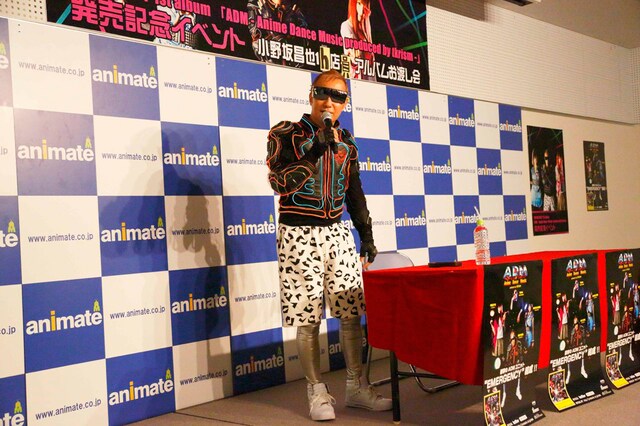 “1時間店員”として業務に励んだNEW YOUNGこと小野坂昌也。