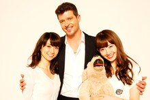 ロビン・シック（中央）に寄り添う大島優子（左）と小嶋陽菜（右）。