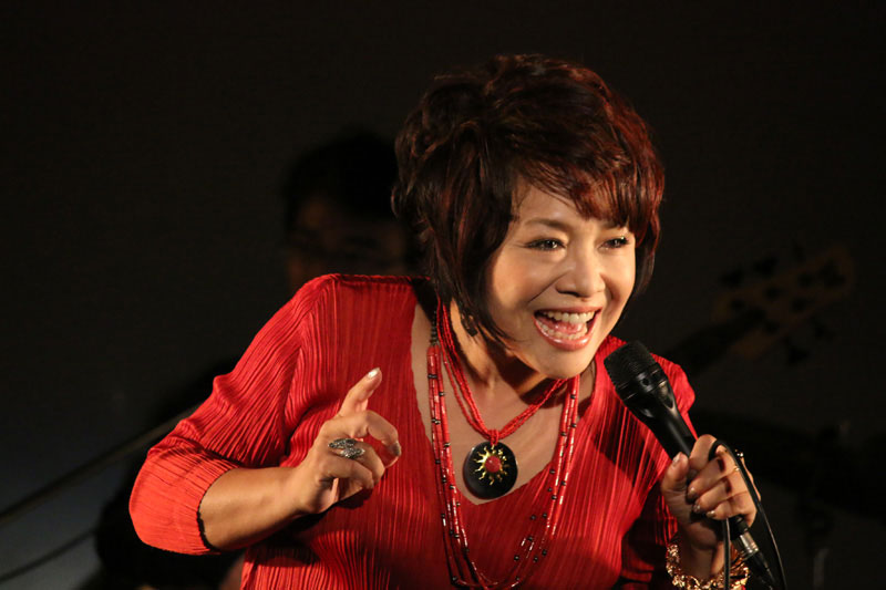 渡辺真知子 「35th Anniversary 'Amor & Smile' Tour」神奈川・横須賀Younger Than Yesterday公演の様子。