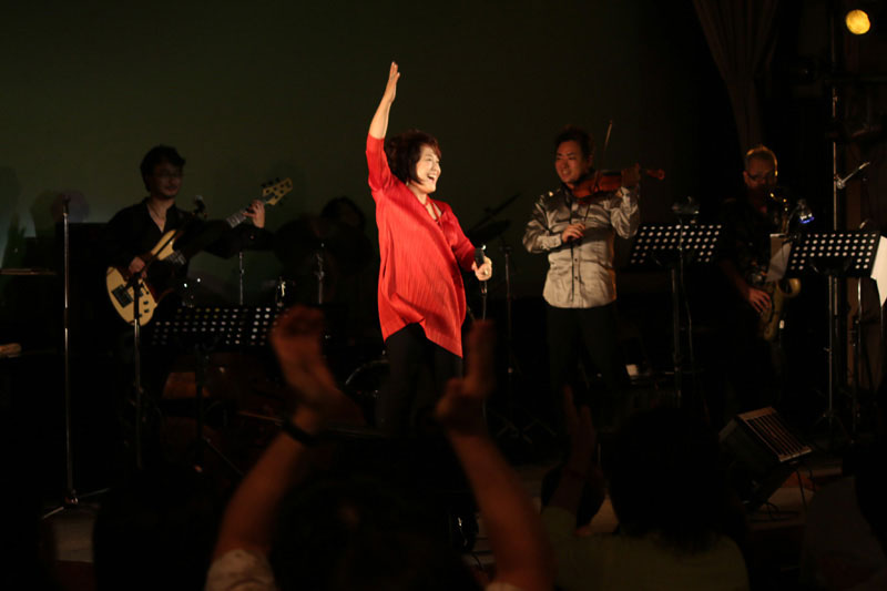 渡辺真知子 「35th Anniversary 'Amor & Smile' Tour」神奈川・横須賀Younger Than Yesterday公演の様子。