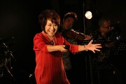 渡辺真知子 「35th Anniversary 'Amor & Smile' Tour」神奈川・横須賀Younger Than Yesterday公演の様子。