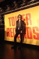 緊急サイン会に登場したYOSHIKI。