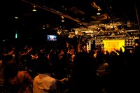 Xポーズを決めるYOSHIKIと緊急サイン会の会場に集まったファン。