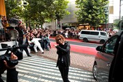 今週の人気の画像9位は「YOSHIKI、緊急サイン会実施で渋谷タワレコにXファン殺到」より、路上にあふれかえった大勢のファンをバックにXポーズを決めるYOSHIKI。