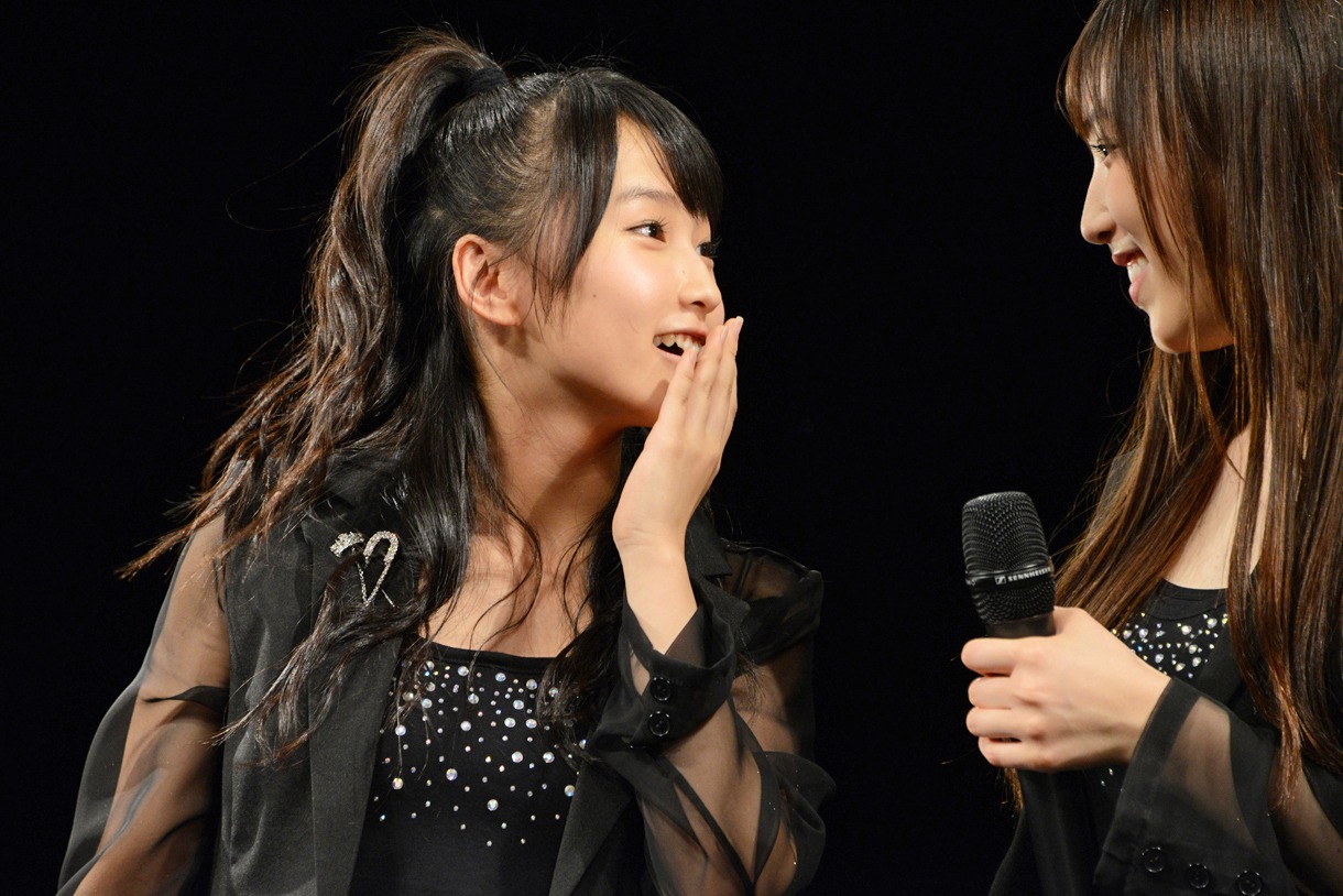 左から鞘師里保、譜久村聖。