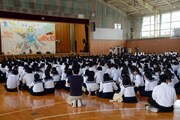 安達高等学校での学園祭ライブの様子。