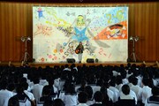 安達高等学校での学園祭ライブの様子。