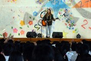 安達高等学校での学園祭ライブの様子。