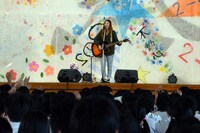 安達高等学校での学園祭ライブの様子。