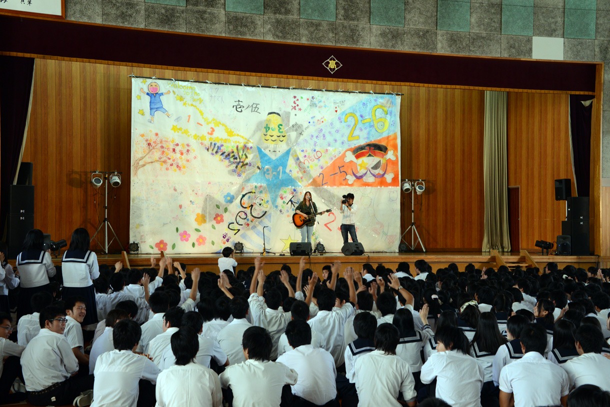 安達高等学校での学園祭ライブの様子。