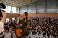 安達高等学校の生徒と記念撮影をする片平里菜。