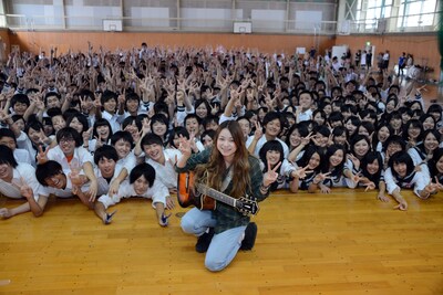 安達高等学校の生徒と記念撮影をする片平里菜。