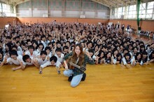 安達高等学校の生徒と記念撮影をする片平里菜。