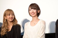 左から板野友美、橋本奈々未（乃木坂46）。