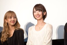 左から板野友美、橋本奈々未（乃木坂46）。
