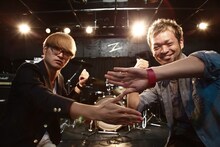 「SiM『PANDORA』SPECIAL」収録中のヒトコマ。左からSIN（B）、SHOW-HATE（G）。