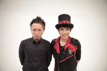 SiMのMAH（Vo）とjealkbのhaderu（Vo）。