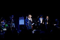 SOIL & "PIMP" SESSIONSと椎名林檎のセッションの様子。