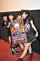 「セクシーなポーズで！」というリクエストに答えるBiS。左からカミヤサキ、テンテンコ、ヒラノノゾミ、ファーストサマーウイカ。