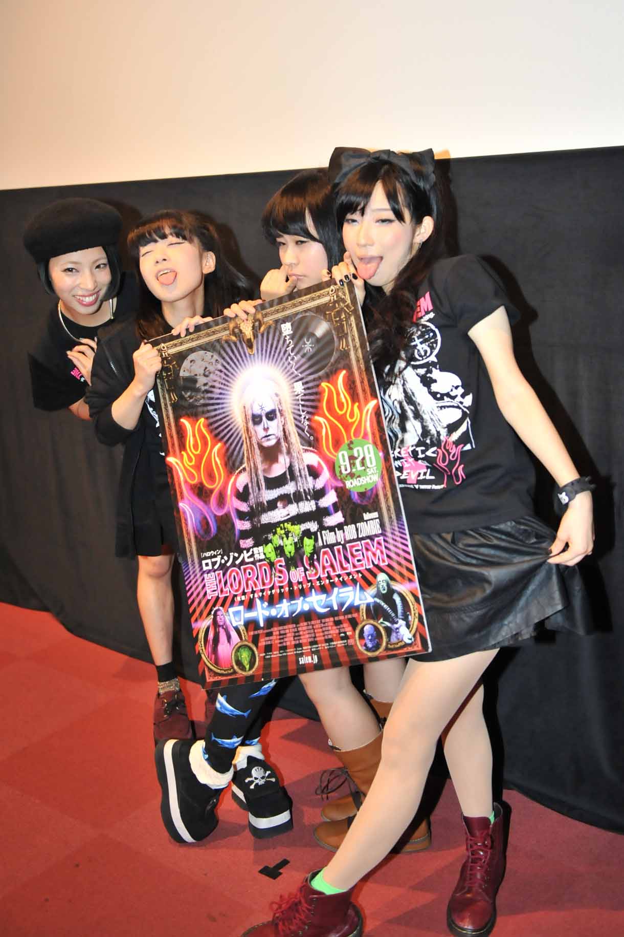「セクシーなポーズで！」というリクエストに答えるBiS。左からカミヤサキ、テンテンコ、ヒラノノゾミ、ファーストサマーウイカ。