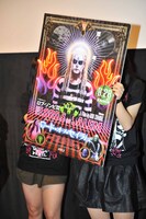 「ロード・オブ・セイラム」のポスターを持ちながら語るファーストサマーウイカ。