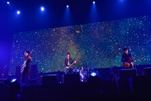 BUMP OF CHICKEN「BUMP OF CHICKEN 2013 TOUR "WILLPOLIS"」神奈川・横浜アリーナ公演の様子。（撮影：古渓一道）