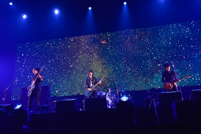 BUMP OF CHICKEN「BUMP OF CHICKEN 2013 TOUR "WILLPOLIS"」神奈川・横浜アリーナ公演の様子。（撮影：古渓一道）
