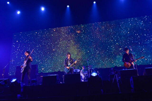 BUMP OF CHICKEN「BUMP OF CHICKEN 2013 TOUR "WILLPOLIS"」神奈川・横浜アリーナ公演の様子。（撮影：古渓一道）
