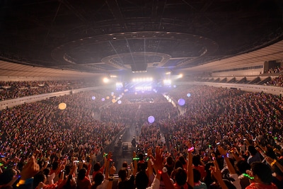 BUMP OF CHICKEN「BUMP OF CHICKEN 2013 TOUR "WILLPOLIS"」神奈川・横浜アリーナ公演の様子。（撮影：古渓一道）