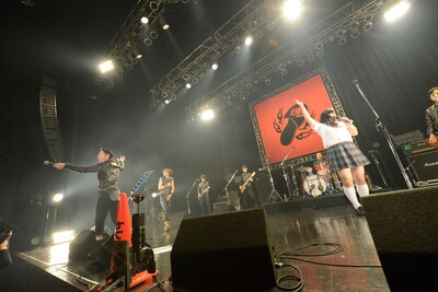 グループ魂「新曲ができました！グループ魂の、今月はワンマン３回でカンベンしてくださいツアー」の様子。