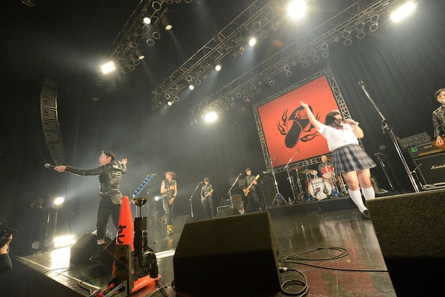 グループ魂「新曲ができました！グループ魂の、今月はワンマン３回でカンベンしてくださいツアー」の様子。