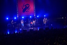 グループ魂「新曲ができました！グループ魂の、今月はワンマン３回でカンベンしてくださいツアー」の様子。