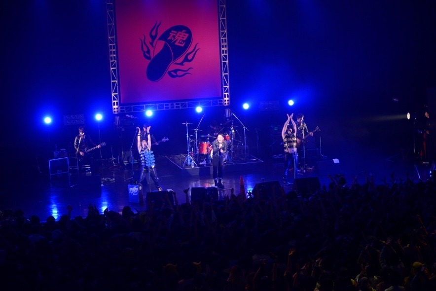 グループ魂「新曲ができました！グループ魂の、今月はワンマン３回でカンベンしてくださいツアー」の様子。