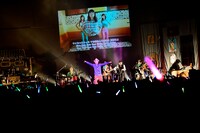 カラオケ風の映像をバックに歌うハナレグミ（Photo by RUI HASHIMOTO -SOUND SHOOTER-）。