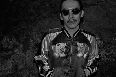 サングラス＆スカジャンでキメた清竜人の最新アーティスト写真。