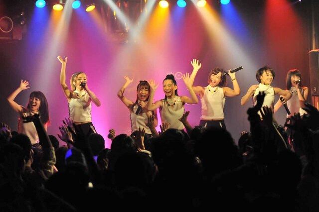 東京・Shibuya VUENOSでの「LinQ Lady Super Live Tour 2013」の様子。