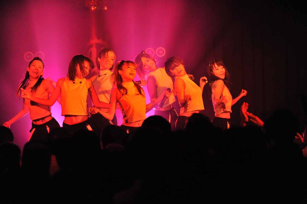 東京・Shibuya VUENOSでの「LinQ Lady Super Live Tour 2013」の様子。