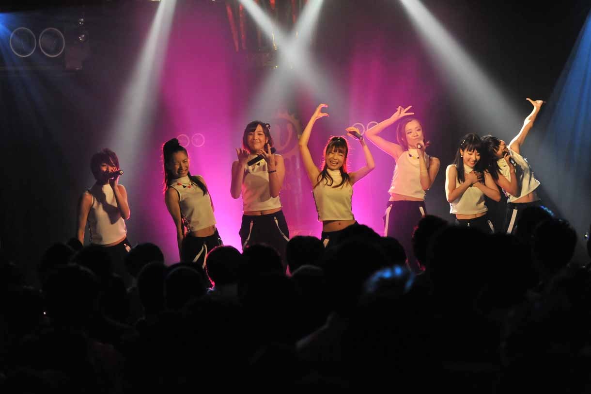 東京・Shibuya VUENOSでの「LinQ Lady Super Live Tour 2013」の様子。