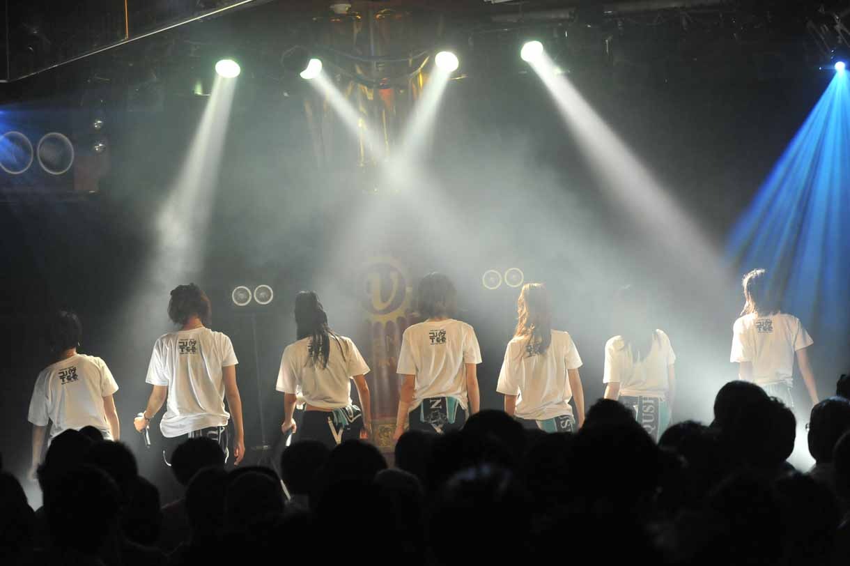 東京・Shibuya VUENOSでの「LinQ Lady Super Live Tour 2013」の様子。