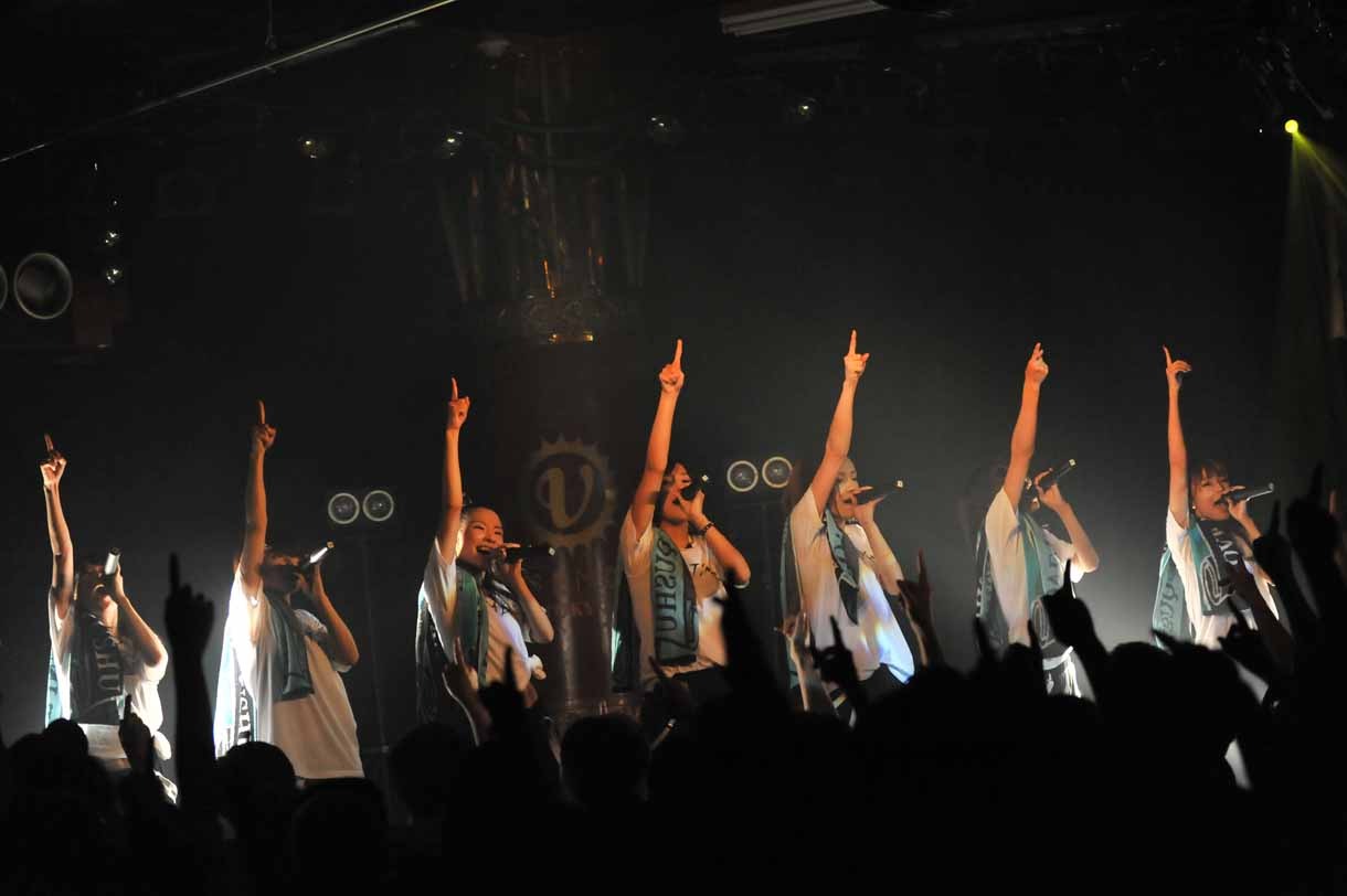 東京・Shibuya VUENOSでの「LinQ Lady Super Live Tour 2013」の様子。
