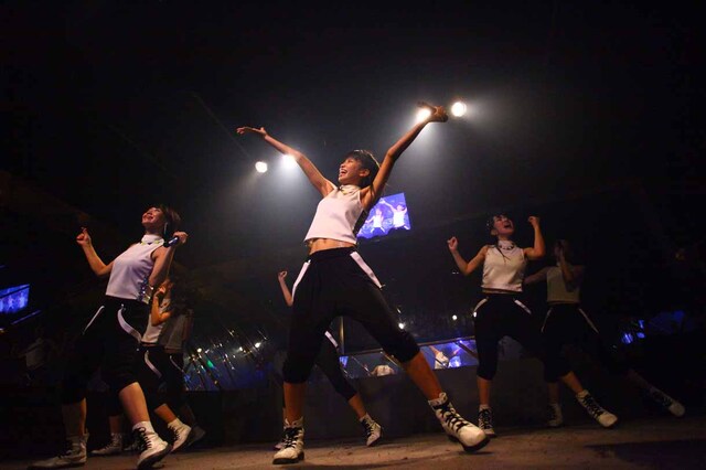 福岡・T-GENERATIONでの「LinQ Lady Super Live Tour 2013」の様子。