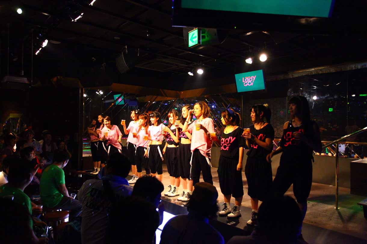福岡・T-GENERATIONでの「LinQ Lady Super Live Tour 2013」の様子。