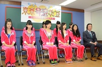 東京パフォーマンスドールと古田新太。