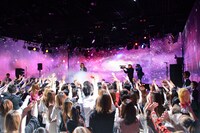 CO2を噴射しながら登場するYOSHIKI。