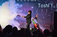 CO2を噴射しながら登場したToshl。
