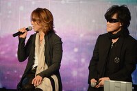 左からYOSHIKI、Toshl。