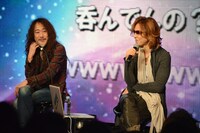 左からPATA、YOSHIKI。