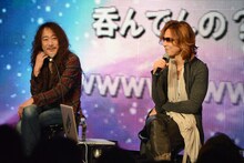 左からPATA、YOSHIKI。