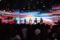 X JAPANと「X」の弾幕で埋め尽くされたスクリーン。